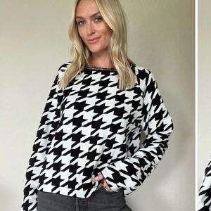 Six Fifty Clothing‎ Modesty With Style Top
black white sweater top sz small new